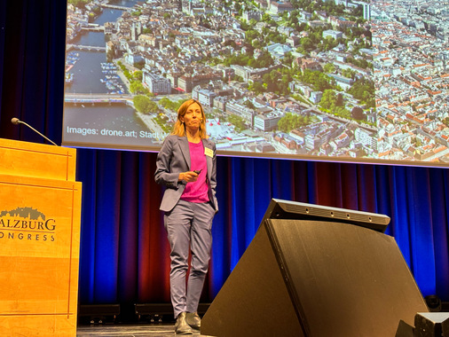 Auf Sanierungsstrategien und -maßnahmen für bestehende Gebäude ging Univ.-Prof. Dr. Kristina Orehounig (Technische Universität Wien) ein. Sie wies insbesondere auf den steigenden Energieverbrauch für die Gebäudekühlung unter zukünftigen Klimabedingungen hin und plädierte für passive und nachhaltige Kühllösungen wie Verschattung und Fensterlüftung. Damit könnte der Kühlenergiebedarf theoretisch um bis zu 84% reduziert werden. - © Daniel Mund / GW
