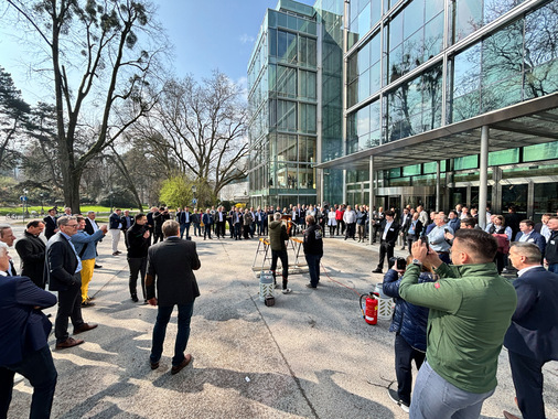  Die Ausstellung bot genügend Raum für Gespräche und Netzwerkpflege. Diesmal konnte das Publikum auch einen Brandversuch und einen Einbruchsversuch der Hauptsponsoren MB Fensterbau und Roto miterleben.