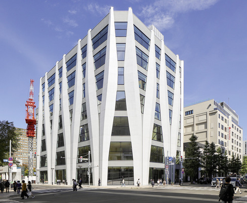 Die V-förmig angeordneten Stahlbetonstützen sind dreidimensional geformt. Die dahinterliegenden Fenster­elemente mussten aufgrund der unregelmäßigen Blattstruktur in Sonderformaten hergestellt werden.