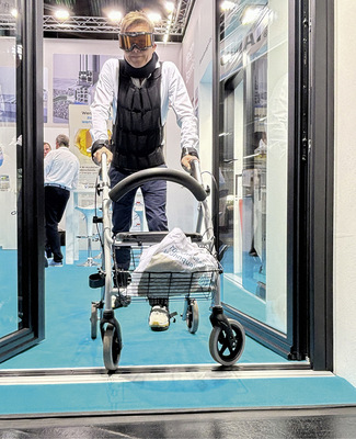  GW-Chefredakteur Daniel Mund beim Schwellentest mit Alters-Simulationsanzug. 