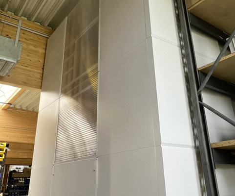  Durch die modulare Bauweise des Vertikallagers kann die Raumhöhe auf wenige Zentimeter genutzt werden.