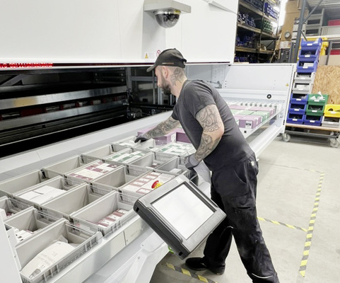 Gerade für hochwertige Bauteile wie Steuerungen ist die Lagerung in den Schubladensystemen optimal. - © Foto: Olaf Vögele
