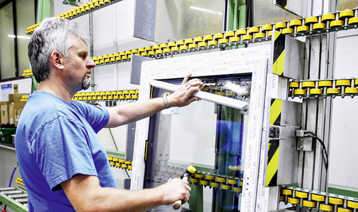  Bei der thema Fensterbau GmbH kommen seit Jahren Leichtverglasungen mit Climatop XN Light und Climatop XN Extra Light zum Einsatz, was den Mitarbeitenden die Handhabung deutlich vereinfacht.