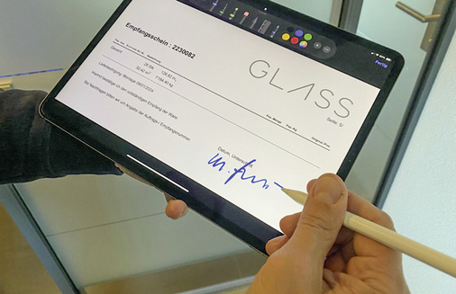 Liefer-/Empfangsscheine lassen sich über ­Tablett dem Kunden zur Unterschrift vorlegen. - © Foto: BRF Solutions GmbH
