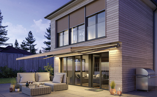  Hohe Transparenz im Wohnzimmer, ­optimale ­Abdunkelung inklusive Sichtschutz in den Schlaf­räumen – kein Problem dank Screens mit unterschiedlichen Öffnungsfaktoren.