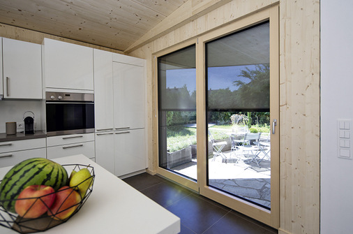  Ausblick und Sichtschutz gleichermaßen – im Wohn­bereich sorgen Screens mit Öffnungsfaktor 4 – 5 % für optimale Tageslichtausbeute.