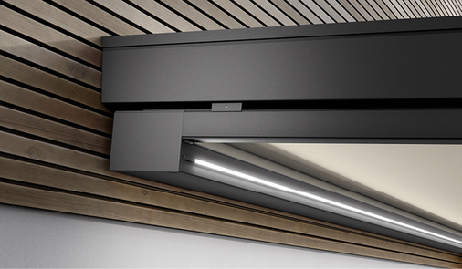  Filigran konstruiert, bildet die neue Unterglasmarkise eine harmonische Einheit mit einem Glasdach.