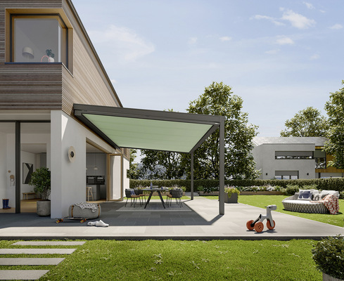  Bei der Unterglasmarkise 679 wird das Tuch per „tracfix-System“ bündig in seitlichen Schienen geführt. Hierdurch ist sie gut gespannt und äußerst windstabil. 