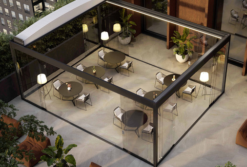  Der wesentliche Vorteil der Pergola Alba Butterfly zeigt sich bei dem Blick von oben mit der wesentlich größeren Dachöffnung durch das neue Faltsystem.