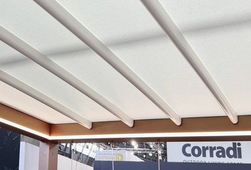  Der Bewegungsverlauf beim Schließvorgang des Pantographen-Systems ermöglicht quasi die spaltlose und spritzwasserfreie Abdichtung vom Behang zur Regenrinne. 