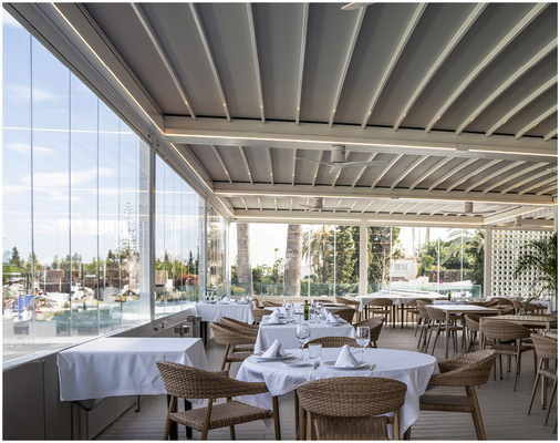  Ob oben oder seitlich offen oder geschlossen, Pergola und Glasschiebewände lassen jede Variante zu.