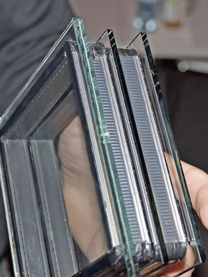  So ist das neue Isolierglas des Roto Designo Heat ­aufgebaut.