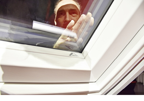 Dachflächenfenster wird Heizung: Außen bleibt die Scheibe kalt, innen gibt diese eine angenehme ­Infrarot-strahlende Wärme ab.