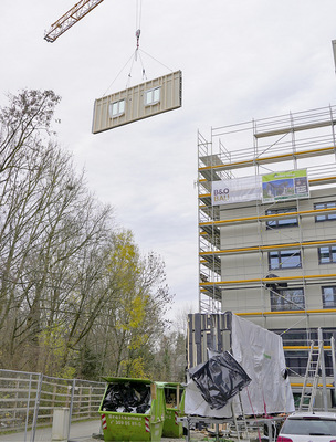  Vorgefertigte Wandelemente in ­Holzbauweise ­ermöglichen optimal eine serielle Sanierung ­bestehender ­Gebäude, oft in Verbindung mit einer Aufstockung von 1 – 3 Geschossen