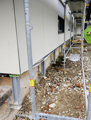  Eine professionelle Lastabtragung ist die Basis ­einer guten seriellen Sanierung – in dem Fall der Baustelle in München findet diese über ­statisch ­dimensionierte Konsolen statt. 