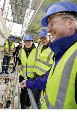  Trotz schlechtem Novemberwetter und ­exponierter ­Position auf dem Gerüst kommt der Spaß der ift-­Experten nicht zu kurz. v.l. Anyke Aguirre Cano, Prof. Jörn ­Peter Lass, Markus Egli)