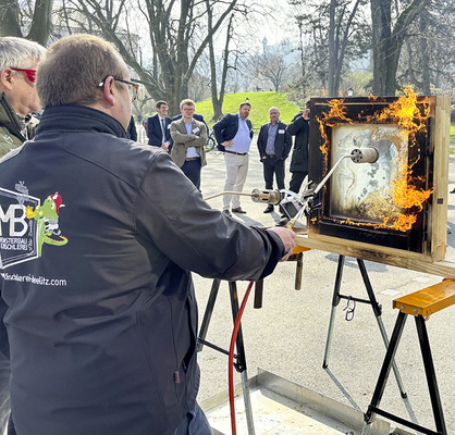  Die Ausstellung bot genügend Raum für ­Gespräche und Netzwerkpflege. Ein Programmhighlight war der Brandversuch an einem Holzfenster, durchgeführt durch die Experten von MB Fensterbau Beelitz.