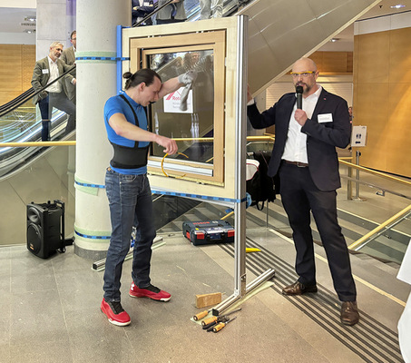 Auch der Einbruchs­versuch des Hauptsponsors ­Roto stieß auf sehr großes Interesse. Dabei wurde ein in Kippstellung befindliches RC2-Fenster einer Einbruchssimulation unterzogen. Das Fenster hielt dem Angriff stand und konnte nicht geöffnet werden. - © Foto: Daniel Mund / GW
