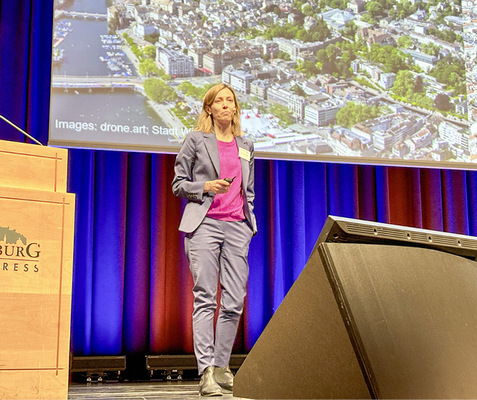 Auf Sanierungsstrategien und -maßnahmen für bestehende Gebäude ging Univ.-Prof. Dr. Kristina Orehounig (TU Wien) im nächsten Vortrag ein. Sie wies insbesondere auf den steigenden Energieverbrauch für die Gebäudekühlung unter zukünftigen Klimabedingungen hin und plädierte für passive und nachhaltige Kühllösungen wie Verschattung und Fensterlüftung. Damit könnte der Kühlenergiebedarf theoretisch um bis zu 84 % reduziert werden. - © Foto: Daniel Mund / GW
