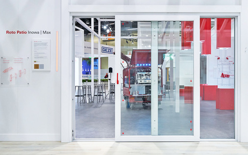  „Roto Patio Inowa | Max“, der Parallelschiebebeschlag für Elemente in allen Formaten, schützt auch bei intensiven Wetterereignissen und in vielgeschossigen Gebäuden mit hoher Windbelastung zuverlässig vor Zugluft, Regen und Außenlärm. Sein Bedienkomfort überzeugt Architekten, Investoren und Hausbesitzer weltweit.