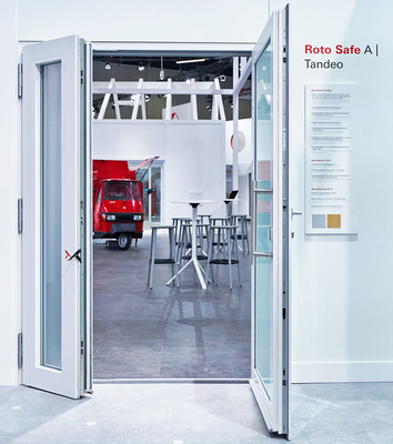  In dieser zweiflügeligen Tür präsentierte Roto das neue „Stulpflügelgetriebe Standard“ und die mechanisch-automatische Mehrfachverriegelung „Roto Safe A | Tandeo“. Das ab sofort lieferbare „Upgrade-Kit“ zu „Roto Safe A | Tandeo“ (rechts im Bild) kann während der Türenfertigung eingebaut werden, wenn Kunden den zusätzlichen Komfort einer automatischen Türöffnung wünschen.