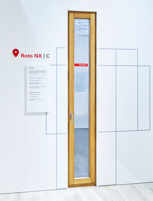  Auf der Frontale konnten Besucher u. a. die vielfältigen Bandseiten im Drehkipp-Beschlagprogramm NX für Fenster aller Rahmenmaterialien kennenlernen. Schon bald weltweit lieferbar ist die weiterentwickelte, voll verdeckte Bandseite „Roto NX | C“ für Kunststoff- und Holzfenster.