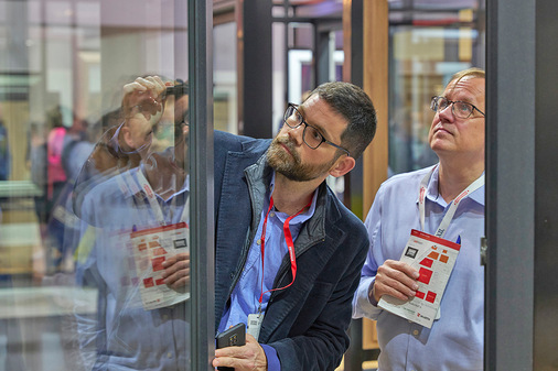 Großer Besucherandrang in der Salamander Erlebniswelt: sehen, fühlen, erleben und besprechen.
