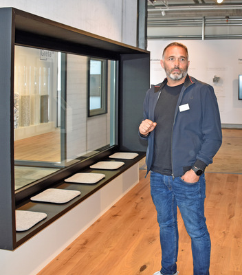 Till Schmiedeknecht vor der myWindow_bench am Salamander-Stammhaus in Türkheim. - © Daniel Mund / GLASWELT
