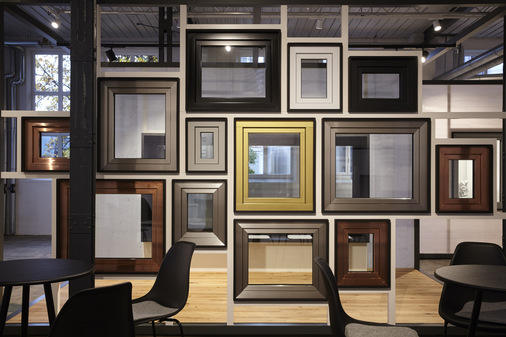  Verschiedene Oberflächen zum Anfassen, darunter realMaterial wie Aluminium in gebürsteter Edelstahloptik.