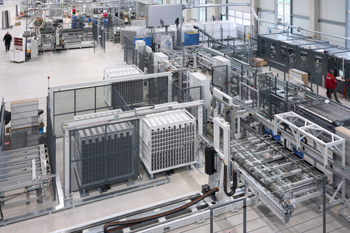  Der Blick in die neue Produktionshalle zeigt die konsequente Ausrichtung nach dem Prinzip der Verarbeitungs- und Logistikoptimierung.