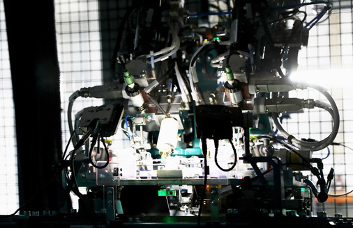  Das Feder-Dämpfer-System des arimeo Fensterfalzlüfters wird per Hightech-Fertigung hergestellt.