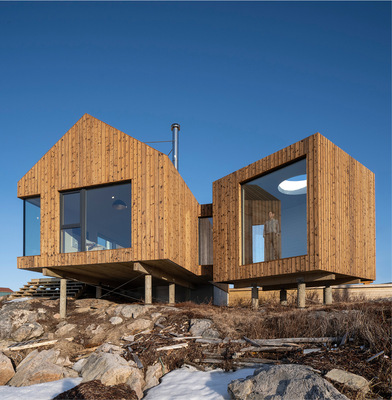 Optisch wie aus einem Guss: Je nach statischen und wärmedämmtechnischen Anforderungen ergänzen sich die Kunststofffenster der LivIng Serie (l.) mit den Aluminiumfenstern AWS 75.SI+ (r.) perfekt.