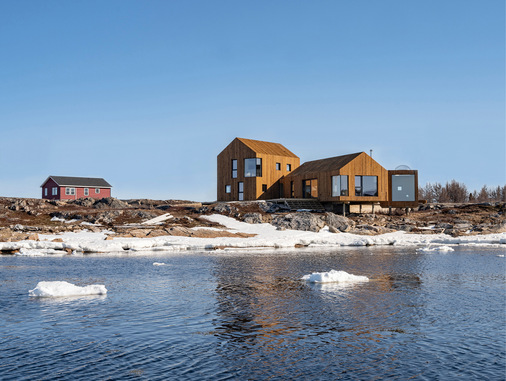 Die offene Gestaltung des Einfamilienhauses an der ­neufundländischen Küste erlaubt den Bewohnern, sich der Natur ganz nah zu fühlen. - © Foto: Schüco International KG
