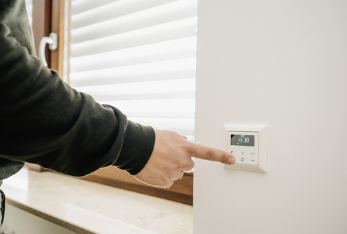Ist eine Zeitschaltuhr schon eine Smart Home Steuerung? Im Prinzip ja, aber nur eine zentrale Steuerung kann wirklich energieeffizient wirken. - © Foto: Philip - stock.adobe.com
