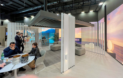  Code von BT Group ist ein innovatives Aluminiumlamellen-System, das sich in verschiedene Pergolas integrieren lässt und dort die Funktion der Pfosten übernimmt.