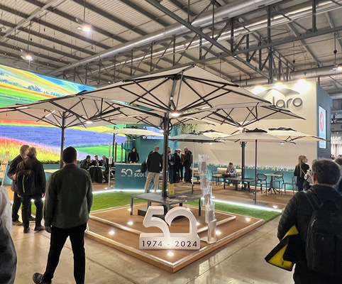  Designer und Hersteller experimentieren mit verschiedenen Formen und Größen, um nicht nur funktionale, sondern auch ästhetisch ansprechende Sonnenschirme zu schaffen.