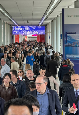 1950 Aussteller aus 35 verschiedenen Ländern und 370 824 Besucher waren auf der Salone del mobile.milano. - © Foto: Olaf Vögele
