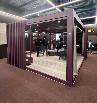 Der vom Studio Viola entworfene Stand von Pratic war mit den zukunftsweisenden bioklimatischen Pergolen Connect und Carrera ausgestattet.