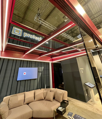  Nesos von protezioni s.r.l. ist eine selbsttragende Überdachung mit Schiebeelementen als Wetterschutz.