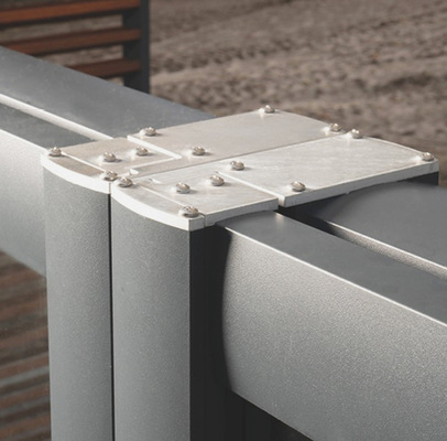  Die Elemente werden beim Öffnen nicht zur Seite, sondern das obere Glaselement nach unten gefahren.