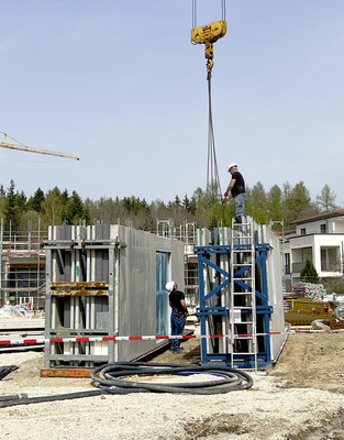 Die Elemente werden nach und nach aus den Transportboxen gehoben, die Reihenfolge spielt keine Rolle.