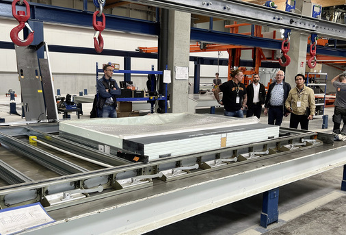  Das Einbringen (Verheiraten) des Windowments mit dem Tragrahmen erfolgt in ­einem weiteren Montageschritt und wird direkt mit Leichtbeton vergossen.