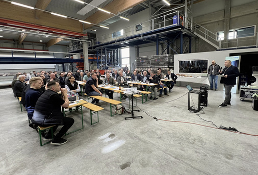 80 Teilnehmer folgten der Einladung zu „Windowment trifft Betonfertigteil – ­Serielles Bauen zu Ende gedacht!“ mit Vorträgen, Produktion und Live-Montage. - © Foto: Olaf Vögele
