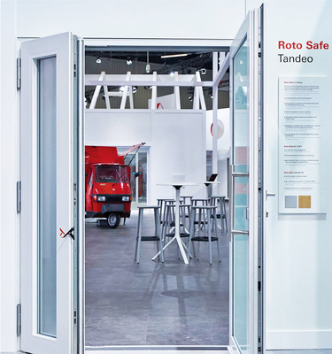  Das neue Stulpflügelgetriebe ‚Standard‘ und die mech.-autom. MFV„Safe A | Tandeo“. Das ab sofort lieferbare „Upgrade-Kit“ (rechts im Bild) kann während der Türenfertigung eingebaut werden, wenn eine automatischen Türöffnung gewünscht wird.