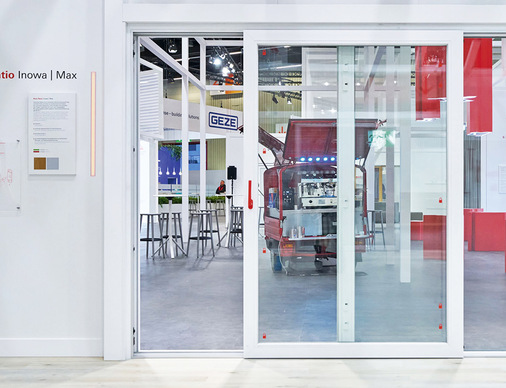  Patio Inowa | Max: Der Parallelschiebebeschlag schützt auch bei intensiven Wetterereignissen und in Gebäuden mit hoher Windbelastung vor Zugluft, Regen und Außenlärm. 