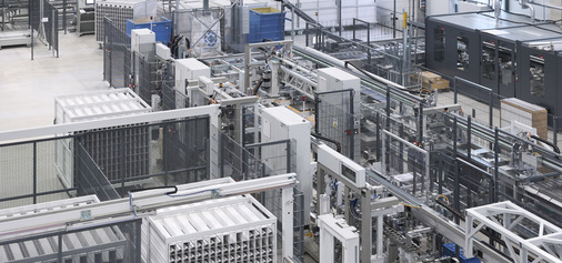  Der Blick in die neue Produktionshalle zeigt die konsequente Ausrichtung nach dem Prinzip der Verarbeitungs- und Logistikoptimierung.