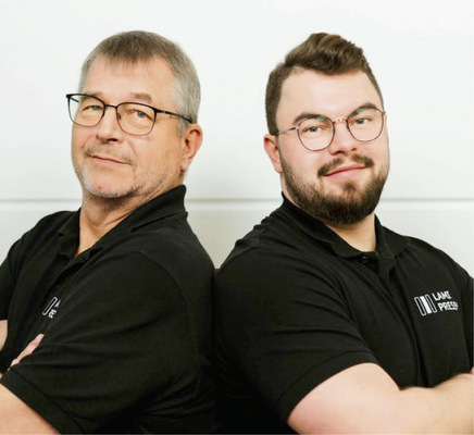 Firmengründer Michael Muschiol (l.) und Sohn Alexander haben ihre innovative „LamiPress“ Laminier-Technologie in den vergangenen 15 Jahren für hochwertige Laminate mit PVB- und SGP-Folien optimiert. - © Foto: Fotoverbundglas Marl GmbH
