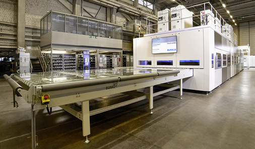 Der Inline Flat Lamination Process (IFL) von Bürkle ist sehr effizient, da die ­Vorlaminierung entfällt und auch kein Autoklav mehr notwendig ist. - © Foto: Bürkle / Viwinco Windows
