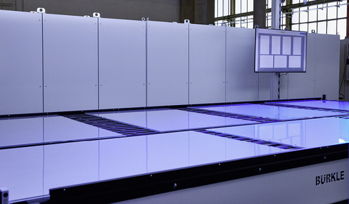  Wenn das fertige Glas die Maschine mit einer Temperatur zwischen 20 und 40 Grad Celsius verlässt, sei das für Weiterverarbeitung des Verbundglases optimal.