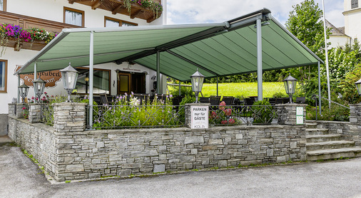  Gleich am Eingang des an das Hotel angeschlossenen Restaurants „Marktstüberl“ ­erstreckt sich die gut 50 m2 große Außenfläche mit Blick in den Ort.